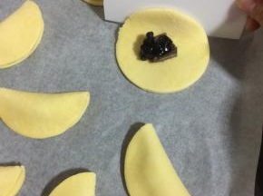 借助刮板把派皮对折起来！