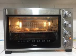 放入提前预热好的烤箱中层，上下火190度烤20分钟即可！