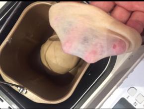 明天材料用面包机揉面，全麦比例比较大，可以在一个程序后手摔几下面团。至完全状态