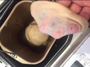 明天材料用面包机揉面，全麦比例比较大，可以在一个程序后手摔几下面团。至完全状态