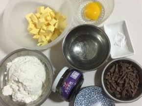 准备好所需食材:

低筋面粉180克
泡打粉1克
黄油100克(黄油无需融化，切成小块即可！)
盐1克
凉水40克
蓝莓酱适量
黑巧克力少许(黑巧克力切成小块儿！)
蛋黄1个
蛋黄用凉水1勺