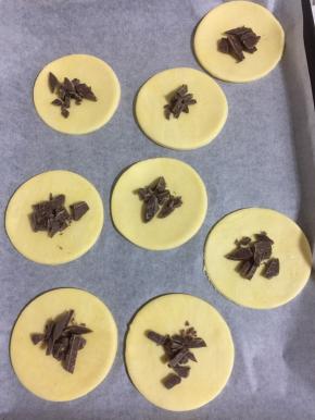 在派皮中间放适量黑巧克力碎！