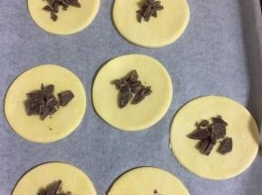 在派皮中间放适量黑巧克力碎！