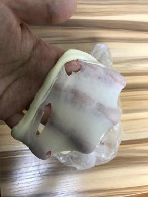 水油皮和油酥面团，都分别和面，水油皮揉至拓展状态，出手套膜