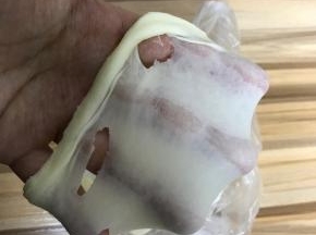 水油皮和油酥面团，都分别和面，水油皮揉至拓展状态，出手套膜