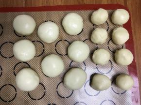 把两种面团各分成8个