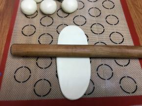 按扁面团，擀长