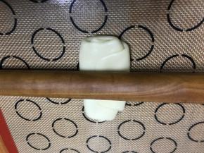 把面团竖着放，压扁，擀长