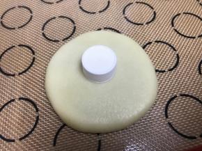 找个小瓶盖，压在中间，有个印子