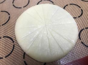 根据这个瓶盖的中心，用刀印出若干条印子