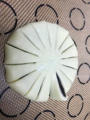 如图切断2-3公分边缘，翻过来，压平