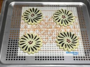 都做好，可以在中心刷些蛋液，撒芝麻，也可以点一些色素，也可以什么都不做，装饰而已