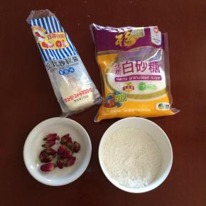 准备食材：糯米粉、白糖、玫瑰花、丘比沙拉酱