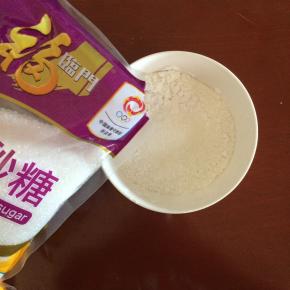 糯米粉中放入适量的白糖