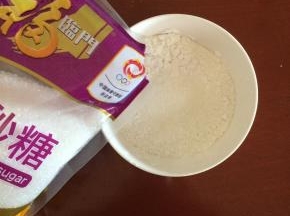 糯米粉中放入适量的白糖