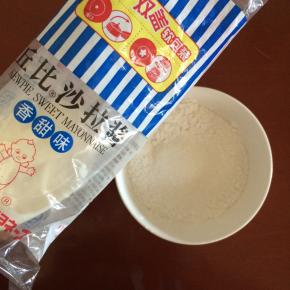 放入适量的丘比沙拉酱