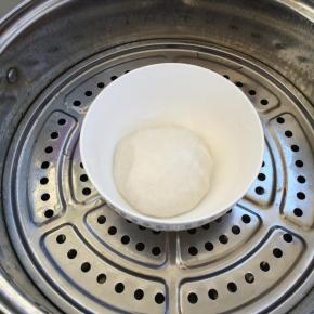 将和好的面团上蒸锅蒸熟