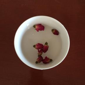 玫瑰花放水中浸泡