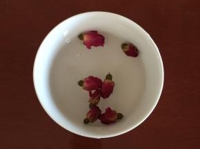 玫瑰花放水中浸泡