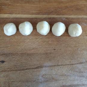 蒸好的糯米团分成均等份的剂子