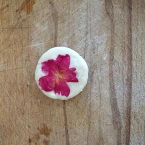 将剂子按压成饼，取玫瑰花瓣贴在糯米饼上面即可