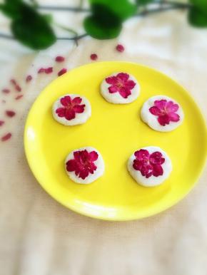 好看又好吃，有着玫瑰的香味