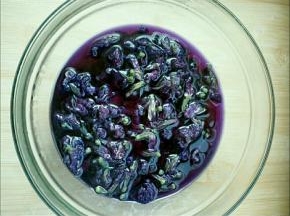 取蝶豆花15克，用200克热水冲泡