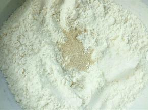 盆里放面粉，白糖，酵母