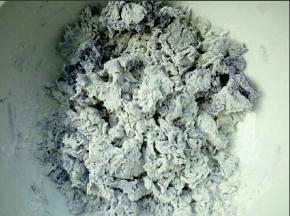 边倒蝶豆花水边搅拌
