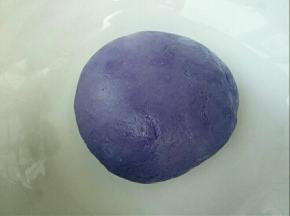 揉成光滑的面团（稍硬），盖保鲜膜发酵