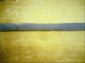 放案板上排气揉匀，搓长条