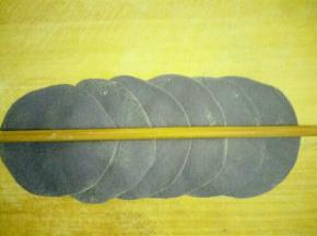 每个小剂子揉圆，擀成薄片，六个圆片错层叠放（五个也行，随意）用筷子中间压一下