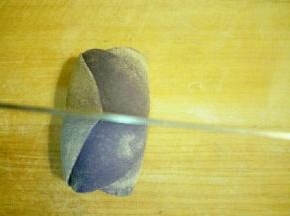 用刀从中间切开