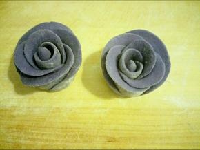 整理一下花瓣就完成了，其余的依次做好，盖布醒发到2倍大，中大火蒸20分钟，焖5分钟出锅