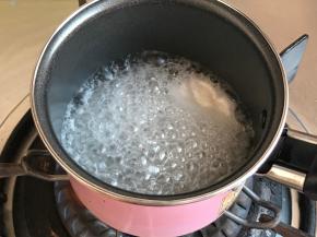 糖和水放奶锅中煮开