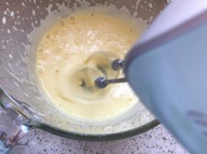 边打发蛋黄，边缓慢分次加入蛋黄糊，这一步是给蛋黄杀菌，打发至温热