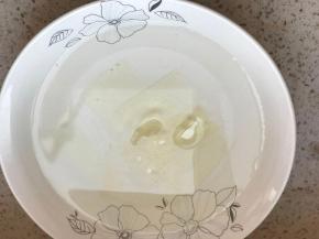 吉利丁片用冷水浸泡