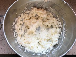 奶油奶酪提前软化，打至顺滑。