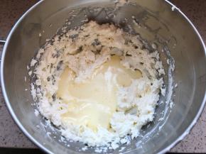 分三次加蛋黄糊，每次搅匀后再加下一次