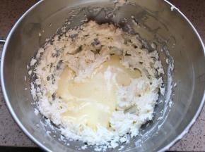 分三次加蛋黄糊，每次搅匀后再加下一次