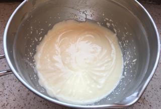 混合好的蛋黄奶酪糊