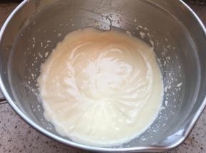混合好的蛋黄奶酪糊