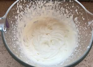 淡奶油打至6分发，稍微有纹路即可