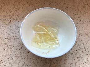 吉利丁片捞出来，放到微波炉中叮20秒化了，或者隔水加热至化