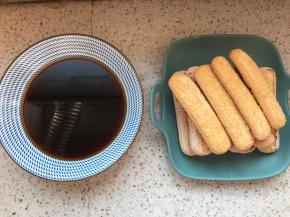 准备咖啡酒，手指饼干