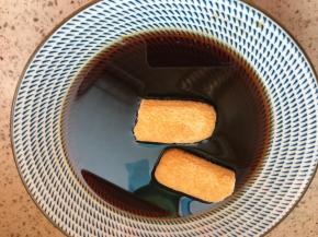 放进手指饼干，停一秒，翻过来再一秒，然后捞出来，不要浸泡时间太长