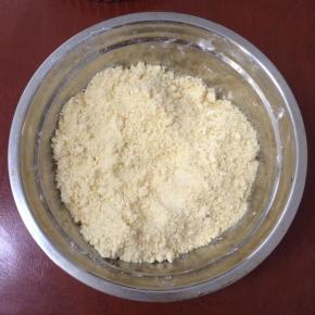 将黄油切成小块后，和面粉抓至均匀混合，用手不断按压、揉搓，使黄油和面粉完全混合，呈粗玉米粉的状态