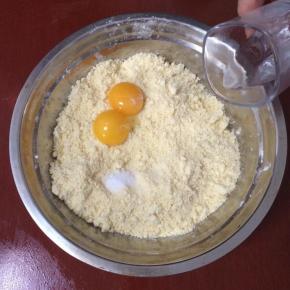 加入蛋黄、细砂糖、精盐、冷水搅拌均匀