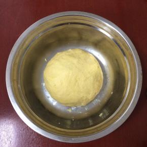 用手（或用刮板）按压揉搓成为湿润的面团