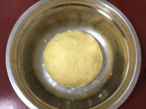 用手（或用刮板）按压揉搓成为湿润的面团